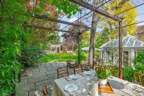 In Fulham, where this four-bedroom cottage with an acre of gardens redefines the meaning of country living in the big city trib.al/Z6GGo5J