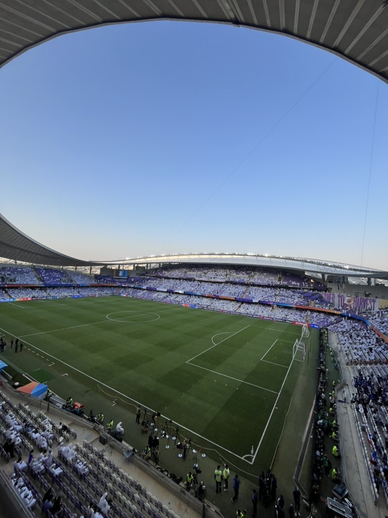 スタジアム到着！割り当てられた席がテレビカメラに占領され、存在しないというハプリングがあり、急遽別の席に案内してもらうことに。とても見やすいのだけど、アルアインサポーターに完全に囲まれている…負けないぞー！
#獲るぞアジアの頂点を