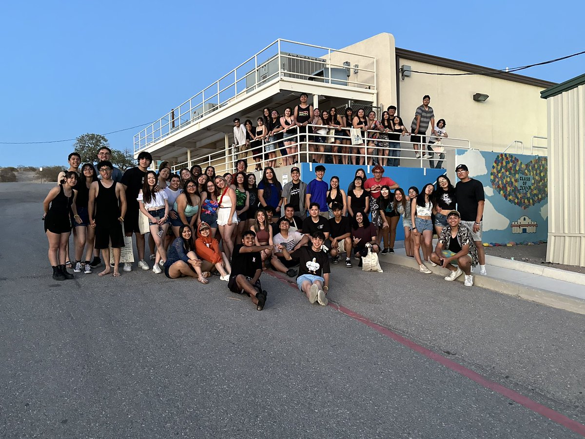 missionechs's tweet image. Class of 2024 is leaving a lasting impact as part of our #PhoenixFamily they united for some pre-summer fun at Senior Sunset enjoying the bond they formed as friends, a class, a family. #LastingMemories 2024, Watch Us Soar! @delacruz_MECHS @Dungan_MECHS @SocorroISD