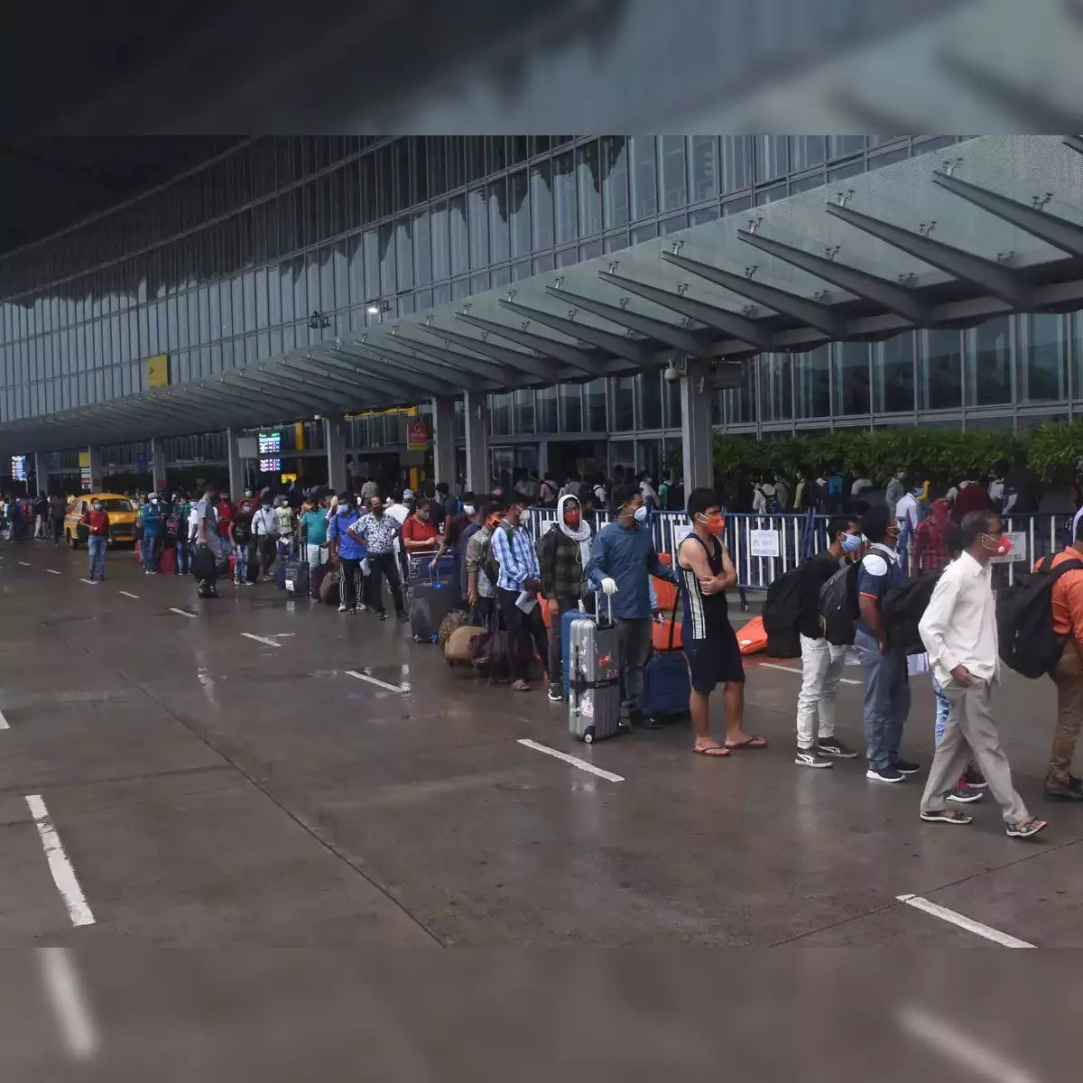 #KolkataAirport to suspend flight operations for 9 hours from Sunday midnight in view of cyclone Remal's landfall: Official. 
🔴 Catch the day's latest news here ➠  ecoti.in/_RMv5Y