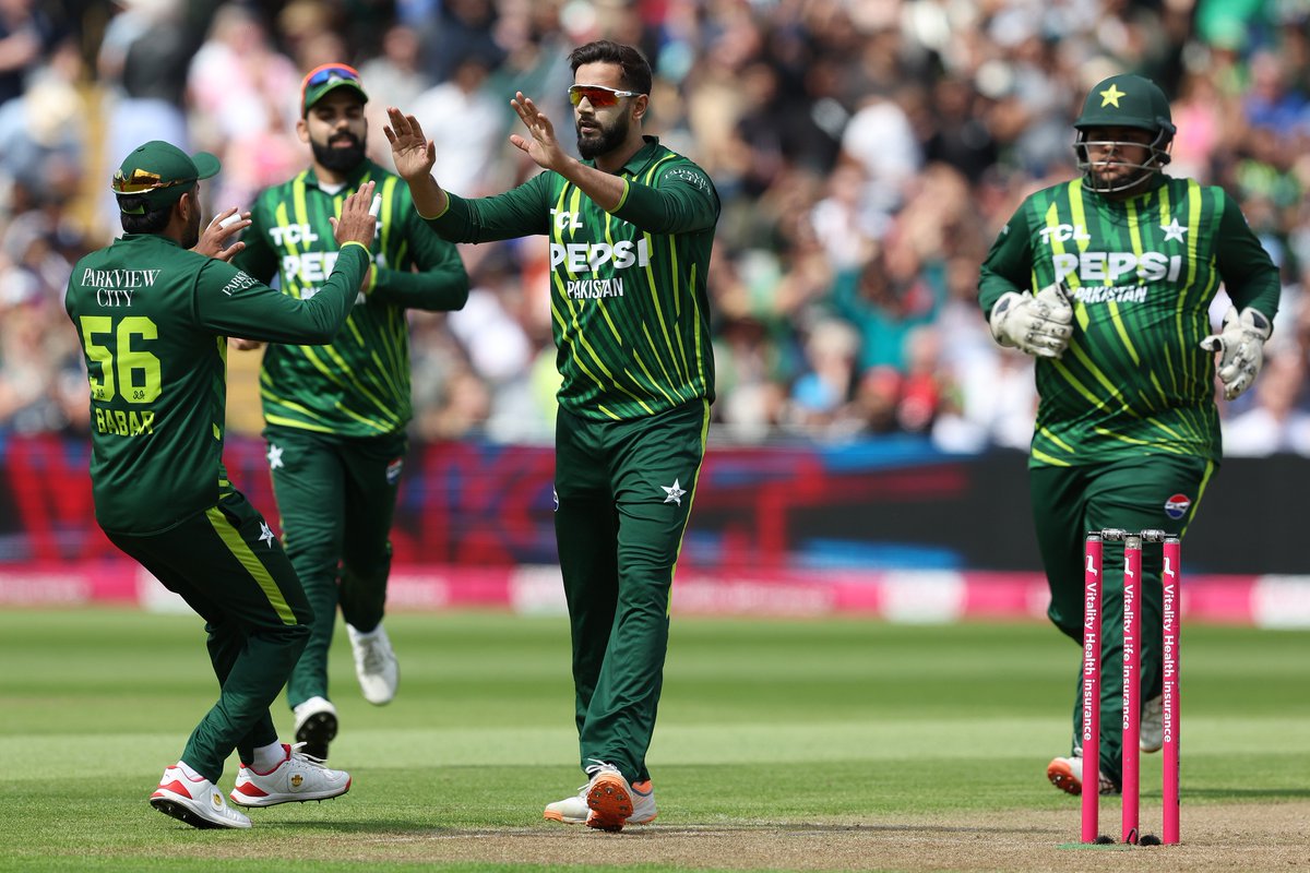 2️⃣-1️⃣9️⃣ Imad Wasim finishes a 🔝 spell, grabbing the wickets of Phil Salt and Harry Brook 🎯 #ENGvPAK | #BackTheBoysInGreen