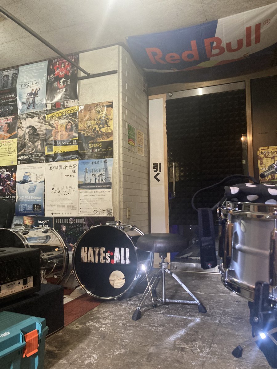 pauroom's tweet photo. 今日は頂いたアジを使い、捌き方をお母さんに伝授してもろたり、地元のライブハウスで好きなバンド見たりお話できて充実した1日だった！！

オープンマイクの日、出てみようかな〜〜🎤 https://t.co/b7nNXCeCZt