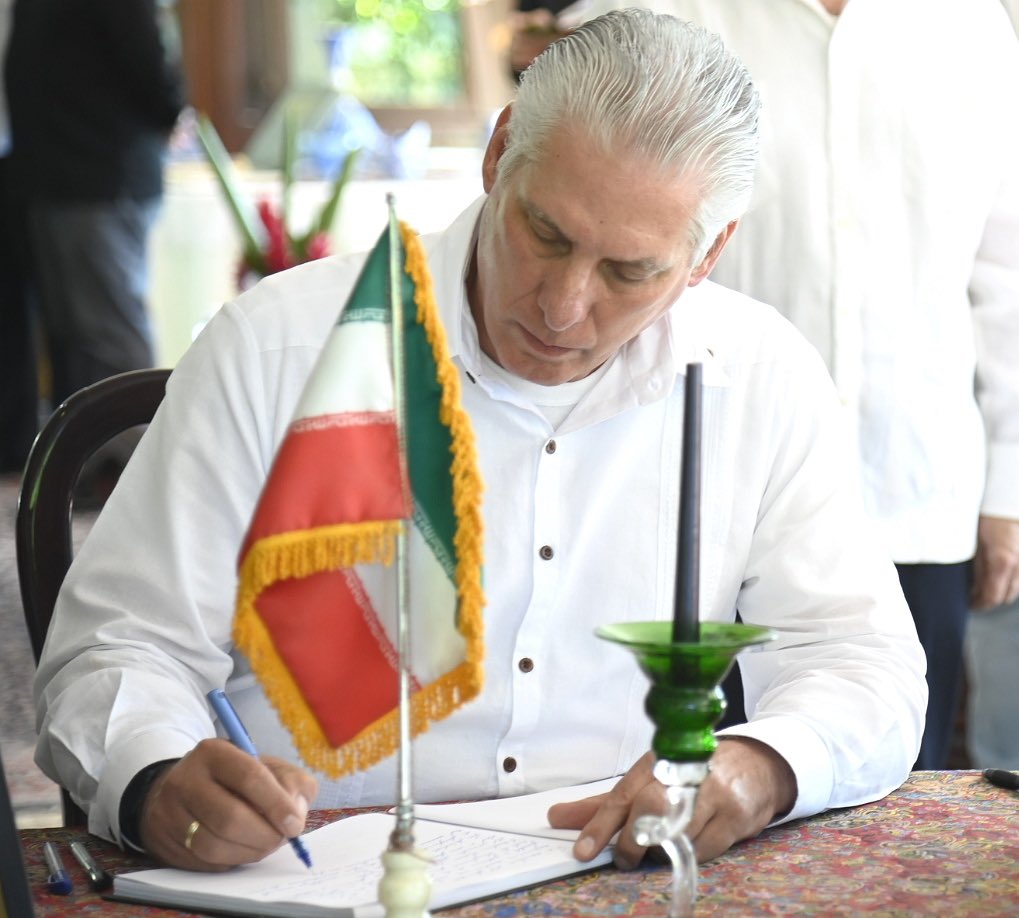 En nombre d pueblo y gobierno d #Cuba, el presidente <a href="/DiazCanelB/">Miguel Díaz-Canel Bermúdez</a> acudió a la Embajada d la República Islámica d Irán en La Habana para expresar condolencias x el fallecimiento del Presidente iraní, Dr. Sayed Ebrahim Raisi, y sus acompañantes en el accidente aéreo <a href="/LiannaMartnez/">Lianna Martínez</a>