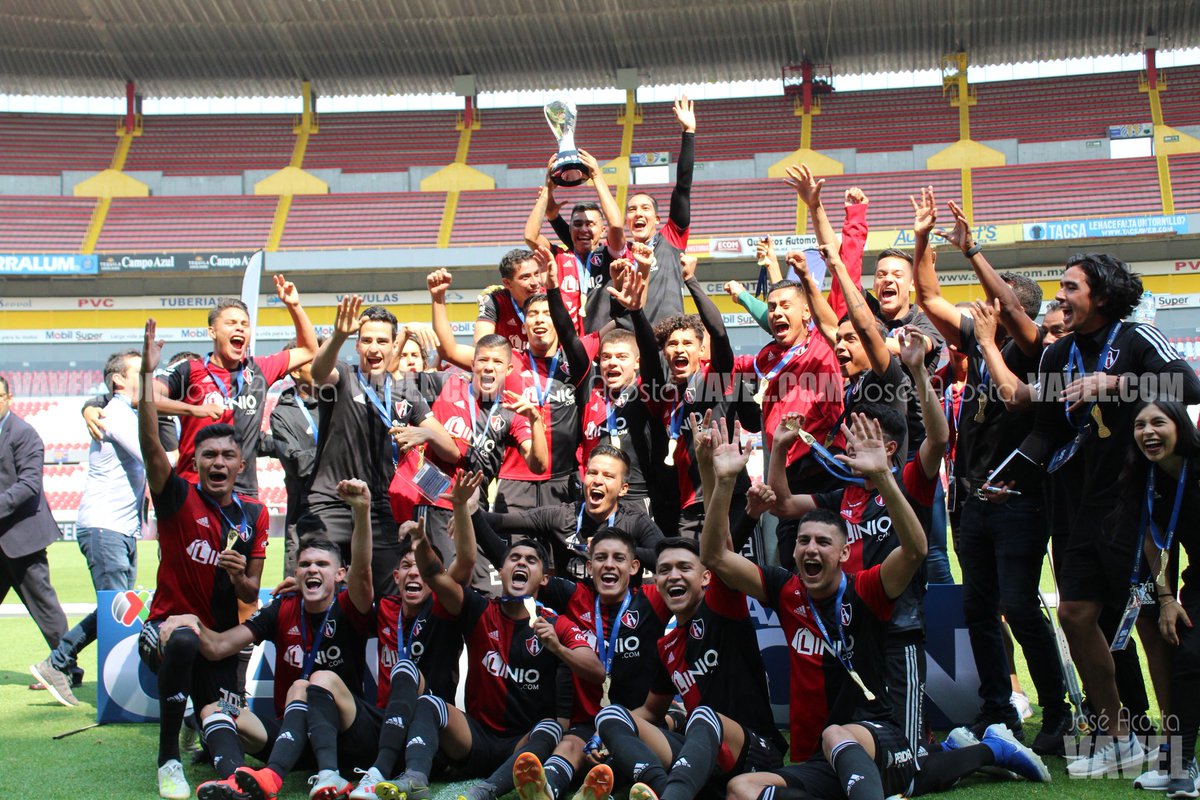 _JoseAcostaC_'s tweet photo. Buenos días.
Un día como hoy, pero de 2019, la Sub 20 de Atlas se hizo con el título de la categoría.
¿A quiénes reconocen? 👀 https://t.co/YrLSIiscip