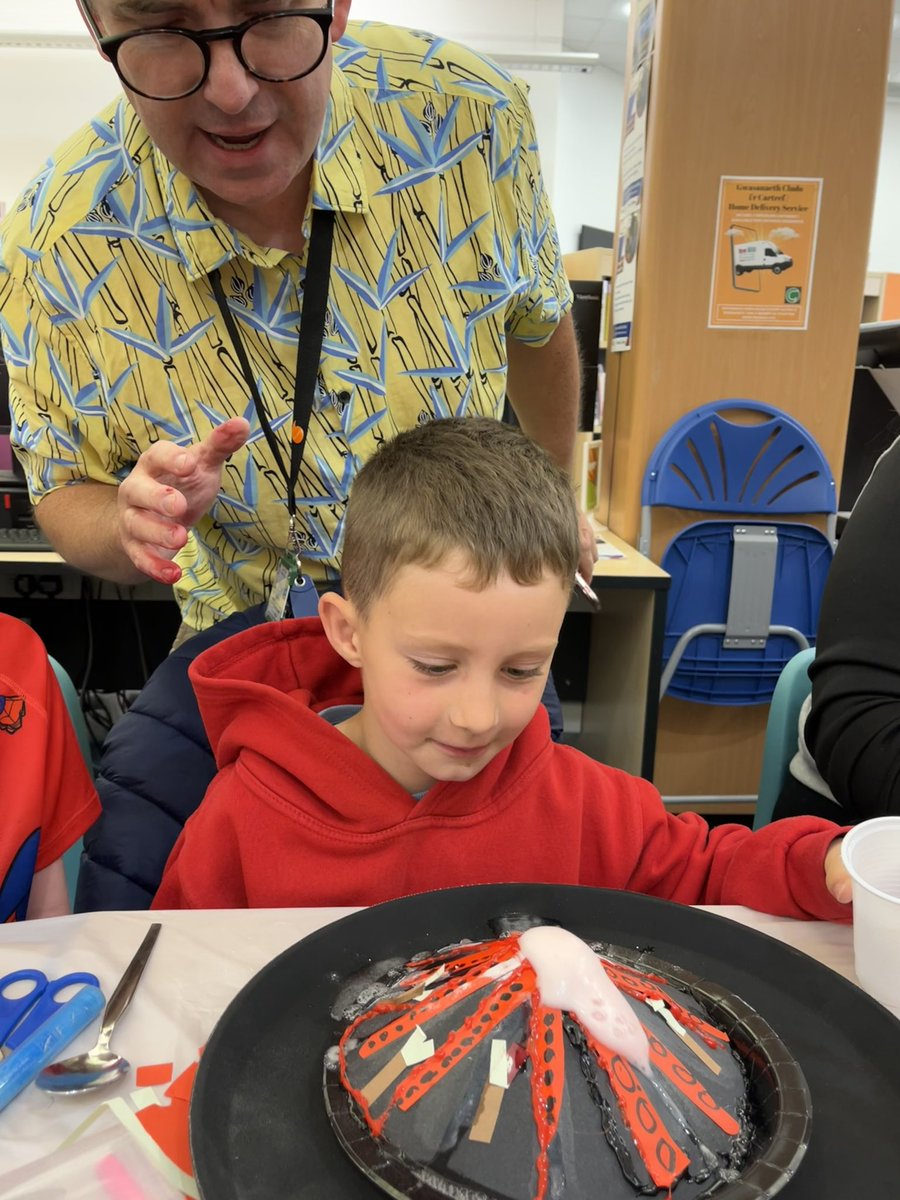 helsan's tweet photo. Diolch i Arfon yn Llyfrgell Pwllheli @LlyfrGwyneddLib am greu llosgfynyddoedd ffrwydrol gwych🔥yn y Clwb Celf bore ma! https://t.co/Bo7uOVNuzZ
