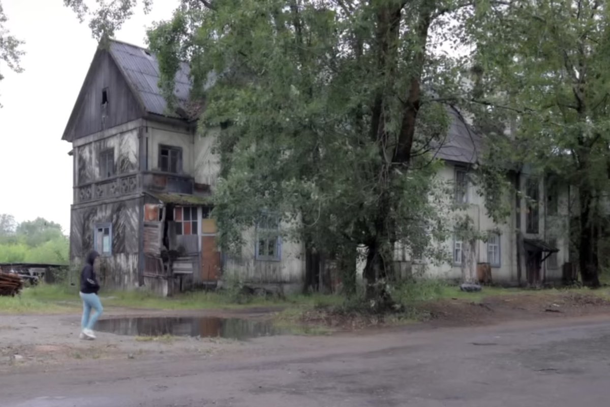 Over 62000 people live in houses like this (declared unsafe) in Karelian Republic, #Russia. What does it make you think of?
