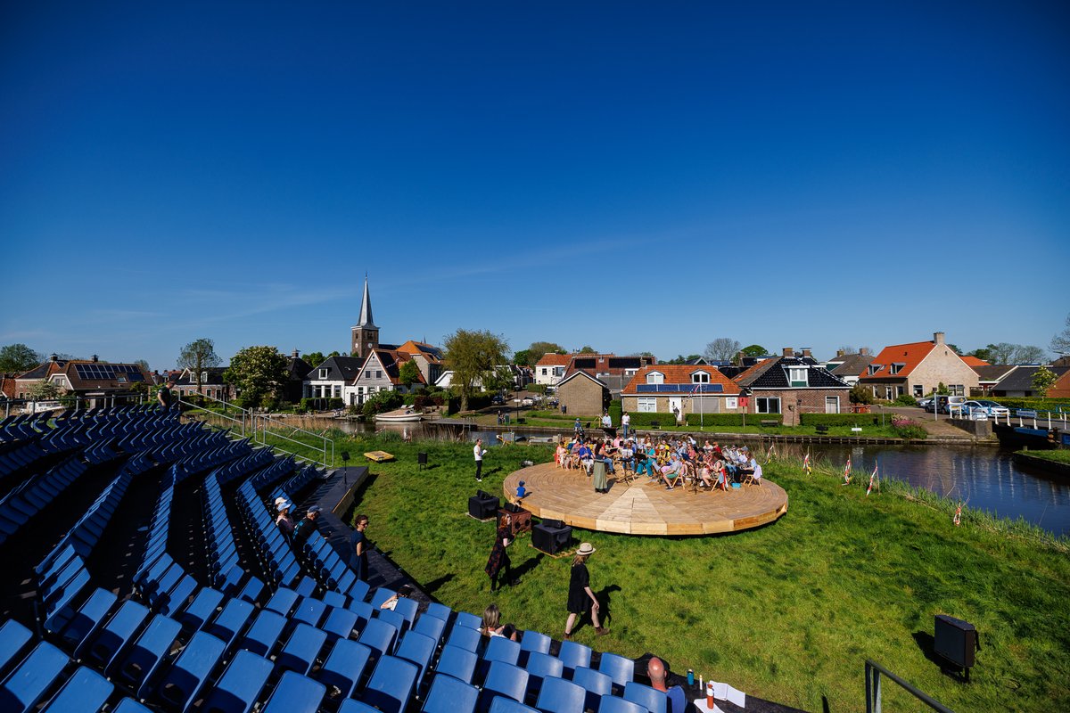 De kaartferkeap foar Fanfare ferrint sa goed dat de tribune útwreide wurdt foar ekstra sitplakken. Hiermee zijn voor de hele periode, inclusief de eerder uitverkochte data 1, 7 en 8 juni, vijftig extra plekken voor publiek.

📸: Lucas Kemper
#Fanfare #Tryater