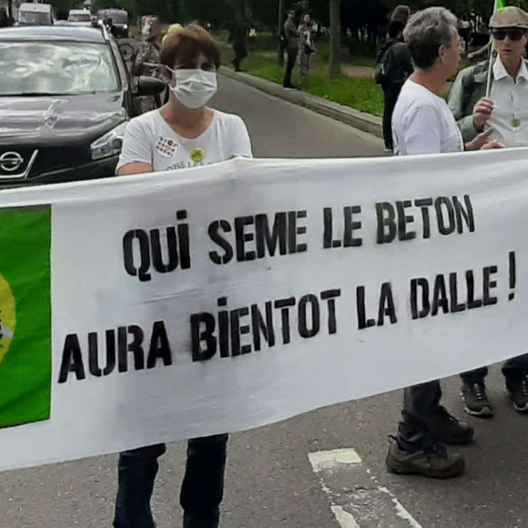 ThomasCOTTINET's tweet photo. #StopGreendock
Bcp de monde au rassemblement et à la manif contre ce centre #logistique qui rajouterait localement
⚠️plus de 1000 rotations de #camions par jour et mettrait en danger des espèces déjà menacées❗
Avec @marinetondelier qui rappelle l'utilité du bulletin vert🟢 https://t.co/u45JqLRQqV