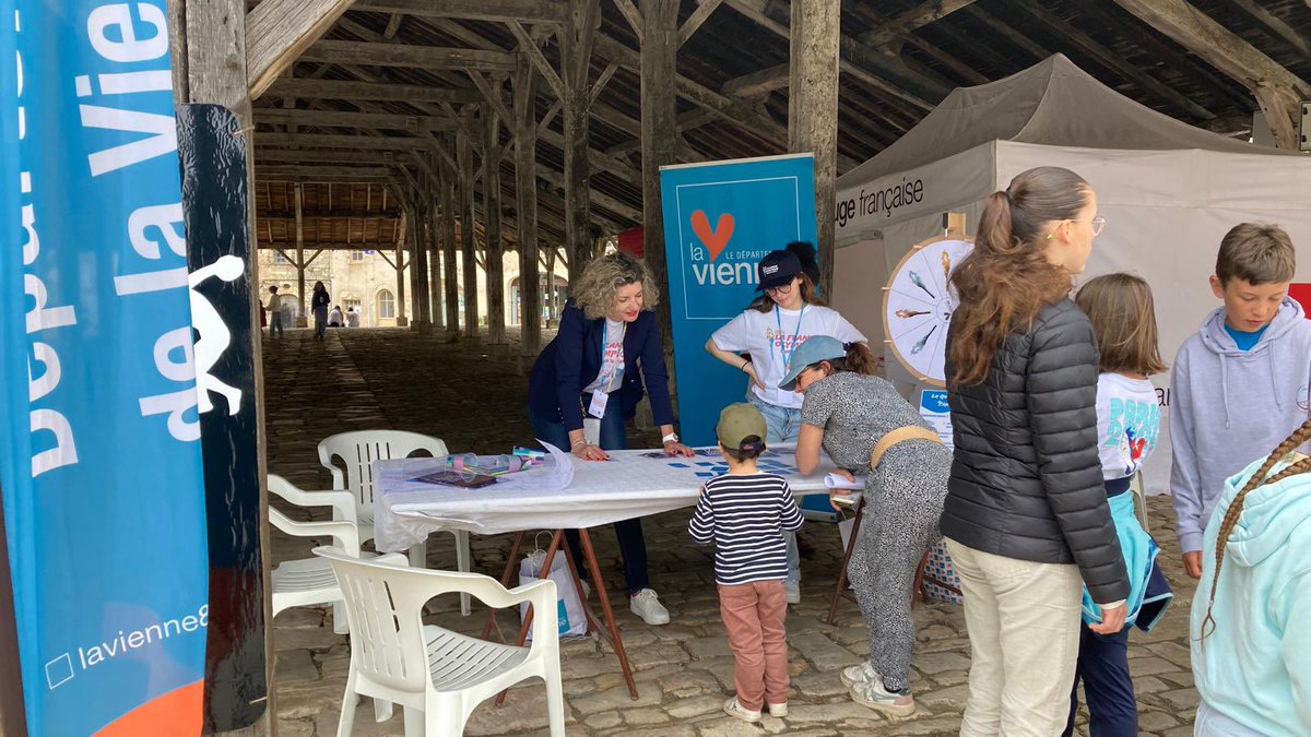 #Paris2024 🔥 | La Flamme Olympique est arrivée à #Charroux ! 🎉 Animations jusqu’à 22h30 dans le centre-bourg avec tournoi de pétanque, jeux de ballon, spectacle enfant et pour terminer avec un concert et feu d'artifice (buvette et restauration sur place).