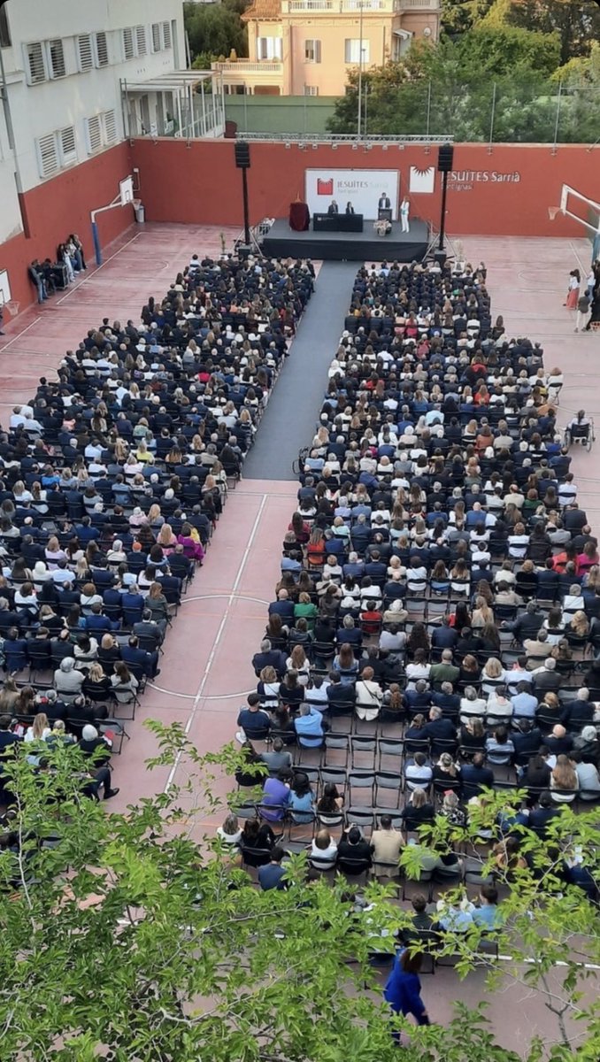 beagalane's tweet photo. 7:40 p.m.
Dejamos las bolsas de basquet en un aula, bajamos corriendo las escaleras del cole y llegamos por los pelos a la maravillosa Ceremonia de graduación de la promoción 2024 de #JESarria.
(Las últimas, pero con una conciencia bíblica inquebrantable 😜)
¡¡¡Lo logramos!!! https://t.co/v7vDavHtcL