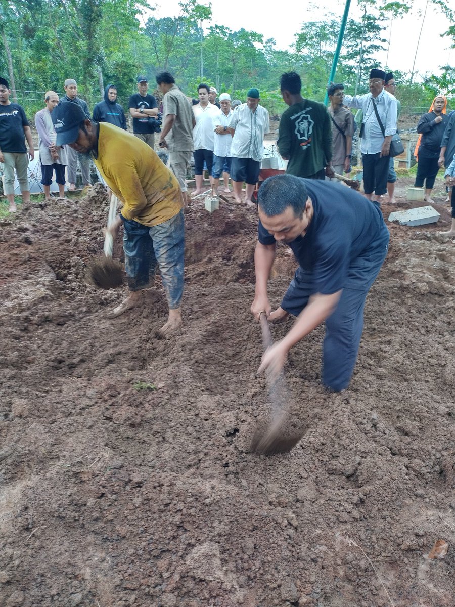 #MayLearnings - Day 25

Pelajaran hari ini didapat bukan dari orang yang masih hidup, tapi dari yang baru saja mati.

Seorang teman, ayah dari temennya anak2 di sekolah, tadi pagi dipanggil kembali kepada-Nya di usia muda.

Tadi sore saya berkesempatan ikut menguburkan.

Syukuri