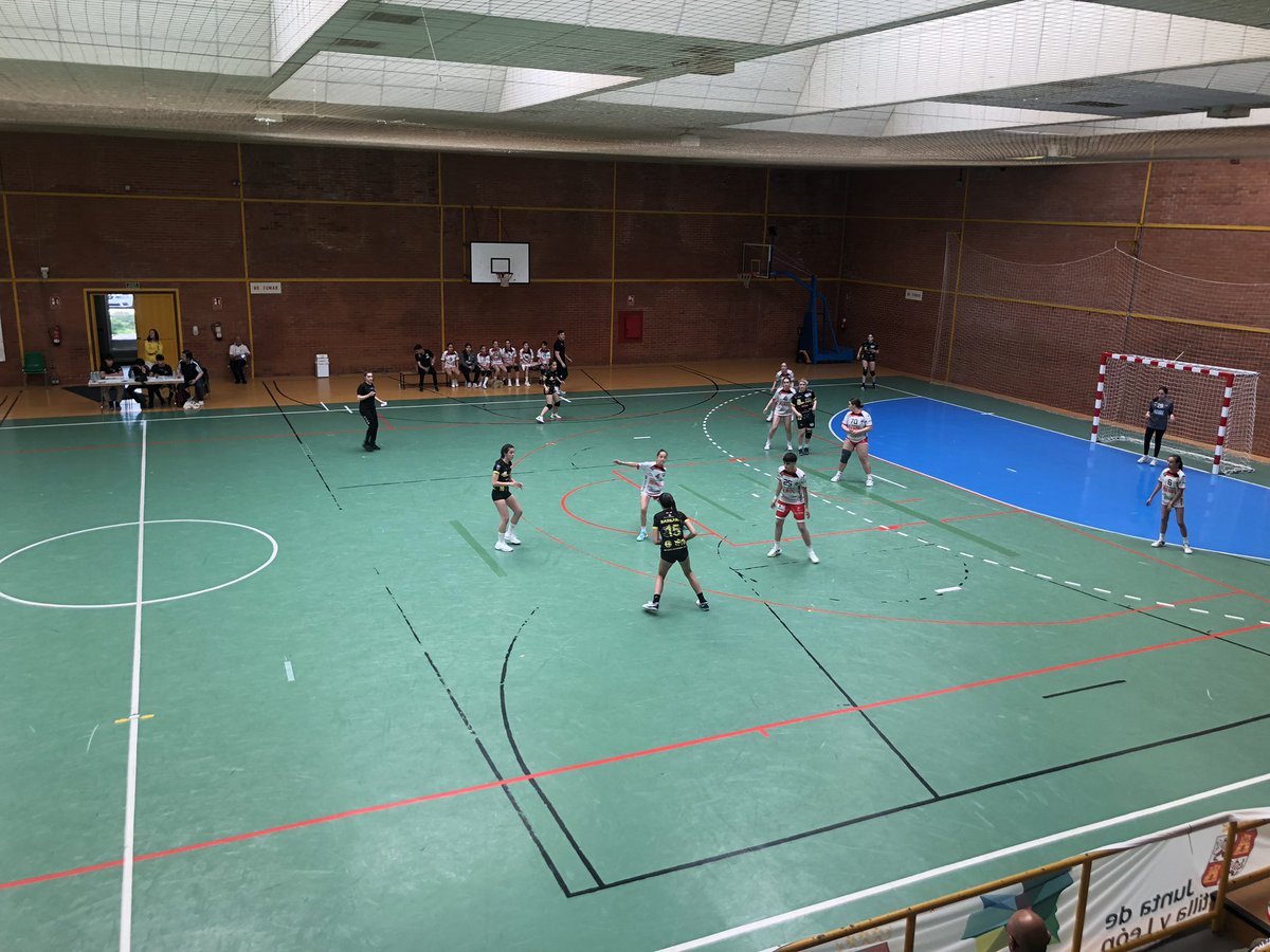 Comienza el partido de la fase final de Castilla y León de juegos escolares, donde las chicas de <a href="/portilloayto/">Ayuntamiento de Portillo</a> se enfrentan a <a href="/AyuntamientoNav/">Ayuntamiento de Nava</a> en Burgos