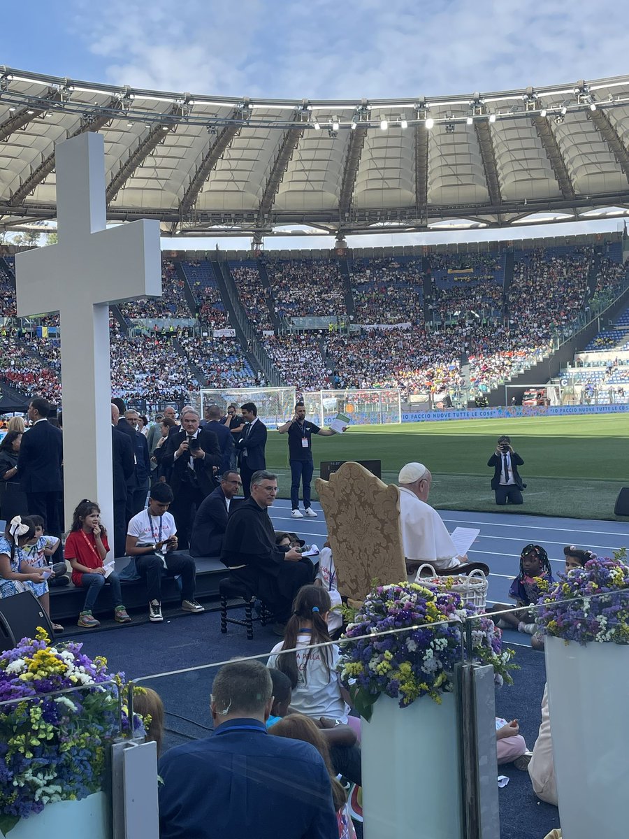 “So che siete tristi per le guerre… Siete preoccupati per il cambiamento climatico. Siete addolorati perché tanti vostri coetanei non possono andare a scuola.. Sono realtà che anch’io porto nel cuore, e le presento a Dio nella preghiera. Oggi lo facciamo insieme” 
#PapaFrancesco