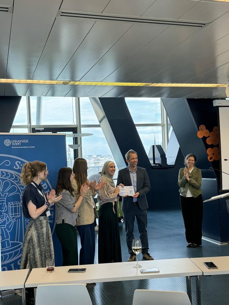 fridolinhk's tweet photo. Gewinner:innen sind das Team 4 - betriebliches Mobilitätsmanagement 🚗

… und das Team 2 - Plattformarbeit 🚴🏻‍♂️

Gratulation 🥂🏆👏🏽

Jury: @nikolausf, Iris Eisenberger, Tünde Fülöp, Dragana Damjanovic, @ludwig_dvorak 🙏
@nina_nwr @titus_tu @ToSchweitzer https://t.co/cHR7Jxr4eH
