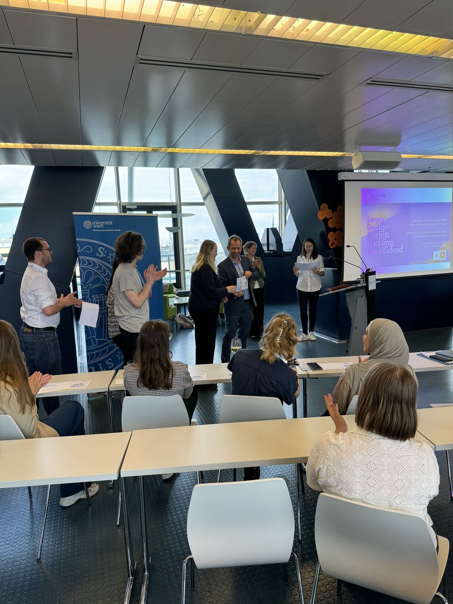 fridolinhk's tweet photo. Gewinner:innen sind das Team 4 - betriebliches Mobilitätsmanagement 🚗

… und das Team 2 - Plattformarbeit 🚴🏻‍♂️

Gratulation 🥂🏆👏🏽

Jury: @nikolausf, Iris Eisenberger, Tünde Fülöp, Dragana Damjanovic, @ludwig_dvorak 🙏
@nina_nwr @titus_tu @ToSchweitzer https://t.co/cHR7Jxr4eH