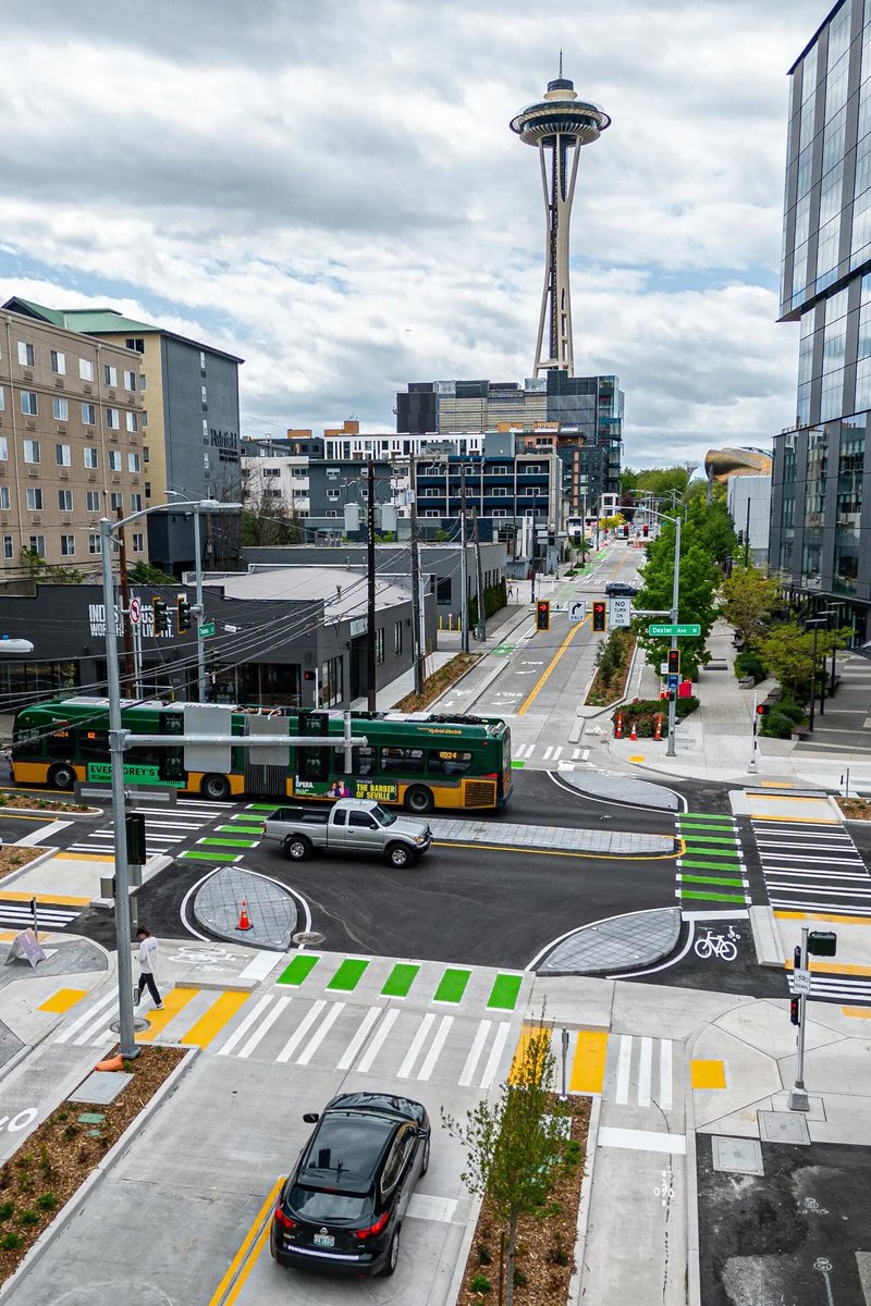 Cycling_Embassy's tweet photo. Seattle goes Dutch with a new bicycle intersection 🚲

Seattle’s first Dutch-style intersection has separate bike lanes and concrete islands that encourage wider turns so drivers can more easily see pedestrians and cyclists.

https://t.co/EKf8Nh1CZZ https://t.co/QxlNszjd1d