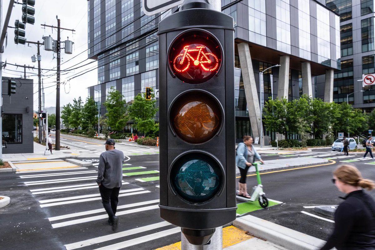 Cycling_Embassy's tweet photo. Seattle goes Dutch with a new bicycle intersection 🚲

Seattle’s first Dutch-style intersection has separate bike lanes and concrete islands that encourage wider turns so drivers can more easily see pedestrians and cyclists.

https://t.co/EKf8Nh1CZZ https://t.co/QxlNszjd1d