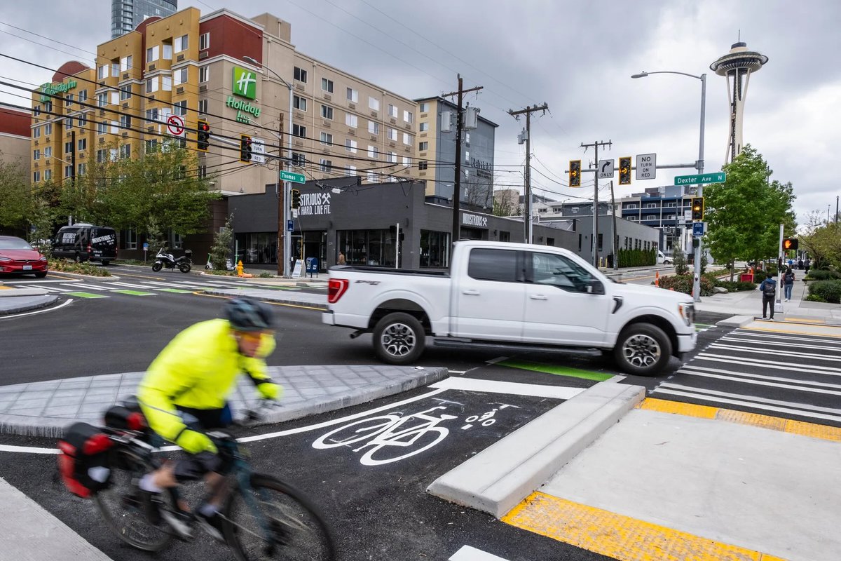 Cycling_Embassy's tweet photo. Seattle goes Dutch with a new bicycle intersection 🚲

Seattle’s first Dutch-style intersection has separate bike lanes and concrete islands that encourage wider turns so drivers can more easily see pedestrians and cyclists.

https://t.co/EKf8Nh1CZZ https://t.co/QxlNszjd1d