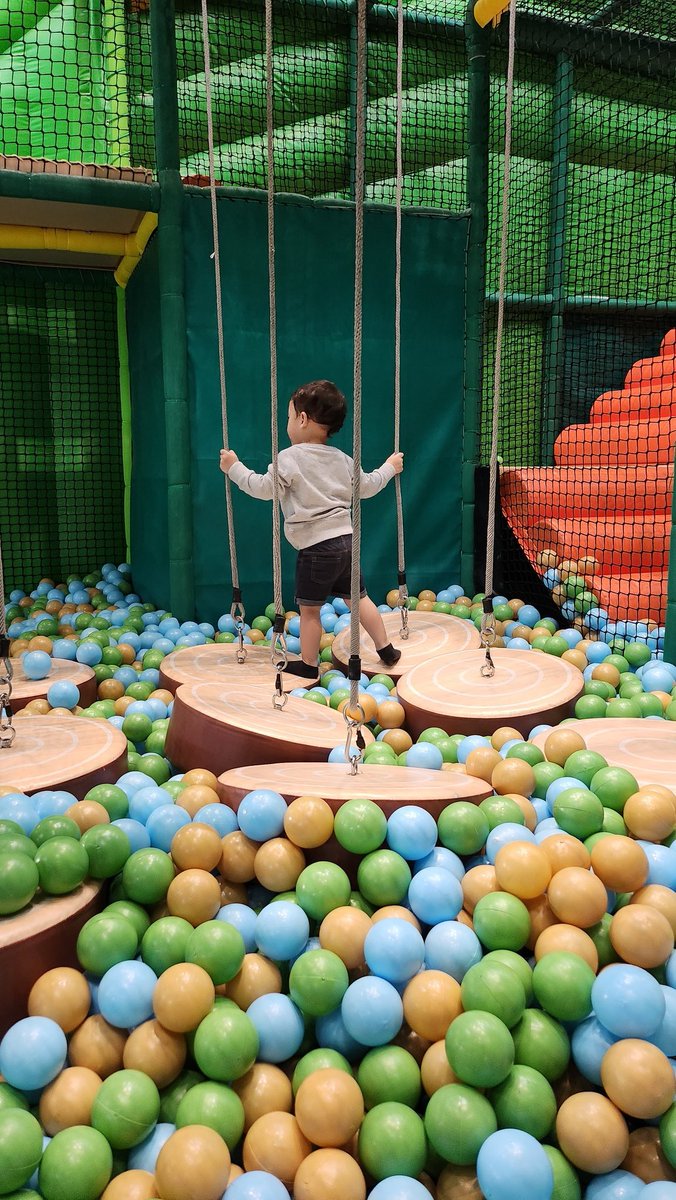 sumpah ya, ini anak main di kidzoona dr jam 11 siang sampe jam 4kurleb deh. pulang2 gua yg gempor!!! badan sakit2🤯🤯