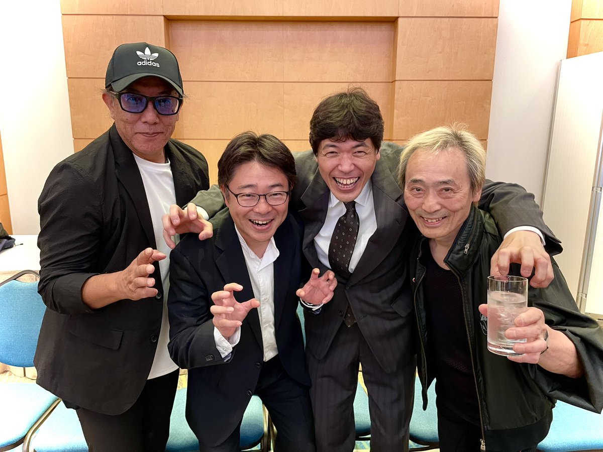 喜多川務さん、吉田瑞穂さん、福田亘さんと共に。 【薩摩剣八郎さんを偲ぶ集い】にて。 ゴジラは本当に良い。本当に好きです。 人生最大の野望はゴジラ映画の監督です。