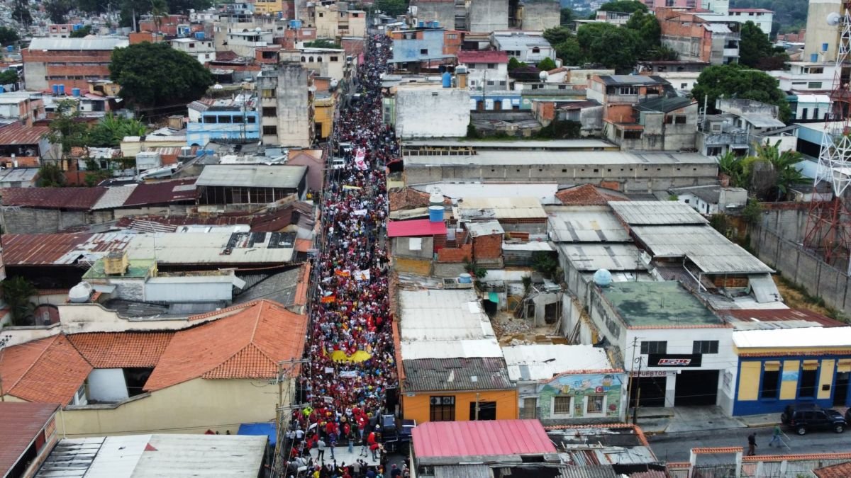 PSUV (@partidopsuv) on Twitter photo Presidente Maduro: El Pueblo de los Teques bajó a las calles a decir: “No a las sanciones» goo.su/VJSREcc
#MaduroSeLasSabeTodas Presidente Maduro: El Pueblo de los Teques bajó a las calles a decir: “No a las sanciones» goo.su/VJSREcc
#MaduroSeLasSabeTodas