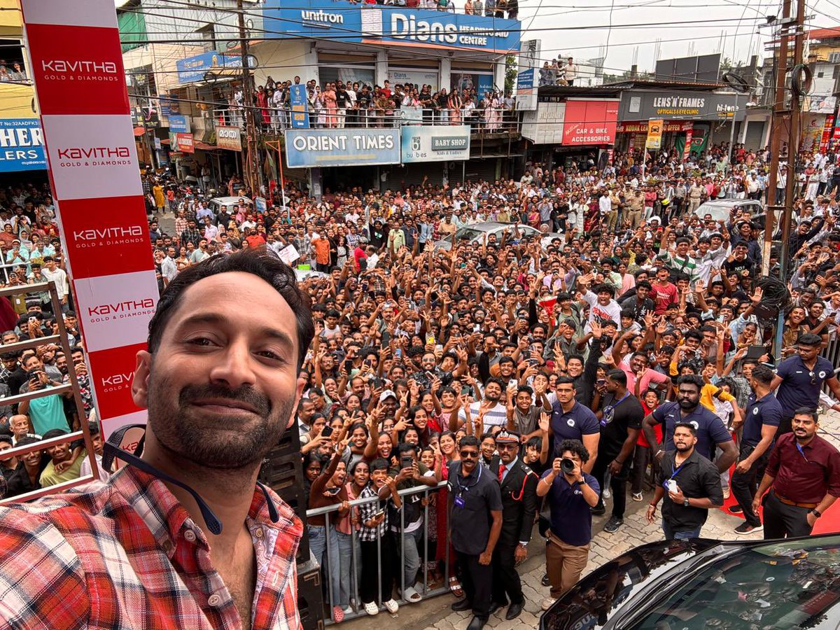 Thousands turned up just to see #FahadhFaasil who rarely makes a public appearance at a jewellery shop inauguration in #SultanBathery in Wayanad!