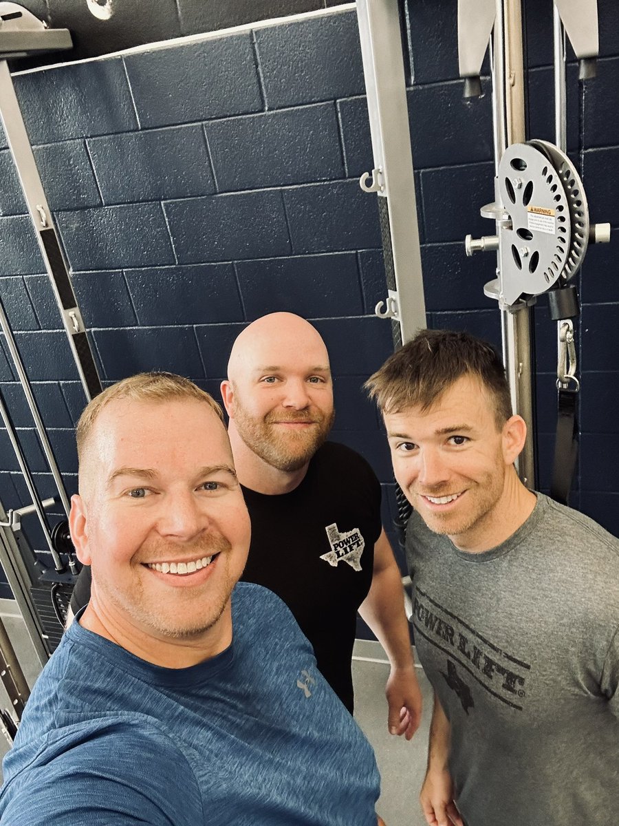 Last lift before Baby R comes!!! 💪🏼 We had to outnumber the #DarkAlley General @Tyrel_Lenard #SmashTheGas @Coach_Moore5 #ProsperProud #THEStandard