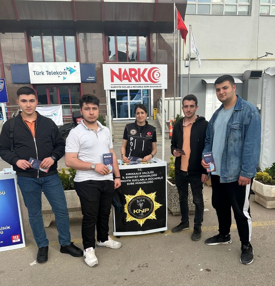 kirikkalepolis's tweet photo. Senin Hayatın Önemli‼️
#KaleFest 2024 etkinliklerine katılan annelerimize ve gençlerimize; “En İyi Narkotik Polisi Anne" ve “Narko Gençlik” projeleri kapsamında bilgilendirme yapılarak UYUMA uygulaması tanıtılmıştır.
@EmniyetGM @NarkotiksmDB @TC_kkalevalilik #EmniyetKırıkkale https://t.co/eiY38qxVwH