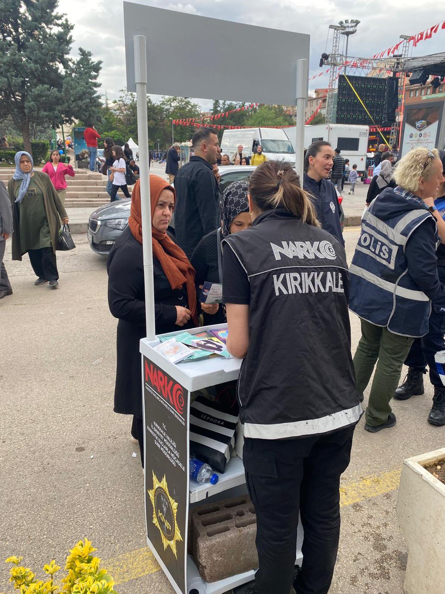 kirikkalepolis's tweet photo. Senin Hayatın Önemli‼️
#KaleFest 2024 etkinliklerine katılan annelerimize ve gençlerimize; “En İyi Narkotik Polisi Anne" ve “Narko Gençlik” projeleri kapsamında bilgilendirme yapılarak UYUMA uygulaması tanıtılmıştır.
@EmniyetGM @NarkotiksmDB @TC_kkalevalilik #EmniyetKırıkkale https://t.co/eiY38qxVwH