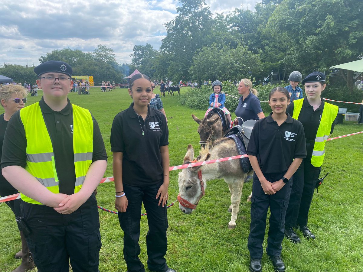 Our cadets have been on duty volunteering at the #Burnham Donkey Derby today 🫏 

They assisted with car parking and manned a stand at the event 👮‍♂️

To find out more about our cadet scheme, visit orlo.uk/8WWB7

@NationalVPC @TVP_Bucks #PoliceCadets
