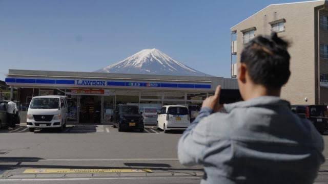 ただでさえ人がたくさん来てる大黒PAですが、外国人もたくさん来るようになってるそうで、コンビニ富士山に目隠しされるみたいな対策されるのも時間の問題かもね🥹 毎度のことながらスポットを潰すのは自分たちなんや…😇