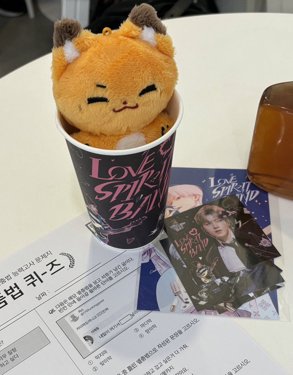 Mattluvforever's tweet photo. 📍모두다토끼

맽춤법 마스터 했다고 생각했는데 거 문제가 너무 어려운거 아니에여?🙄 스크린으로 매튜 직캠 틀어주셔서 야무지 감상하면서 퀴즈 왈려하고 왔슴당>~<

#LOVESPIRITBAND #락스타매튜준비왈려 
#석매튜 #SEOKMATTHEW #매튜 #matthew #ZEROBASEONE #ZB1 https://t.co/mjpExU9sc5