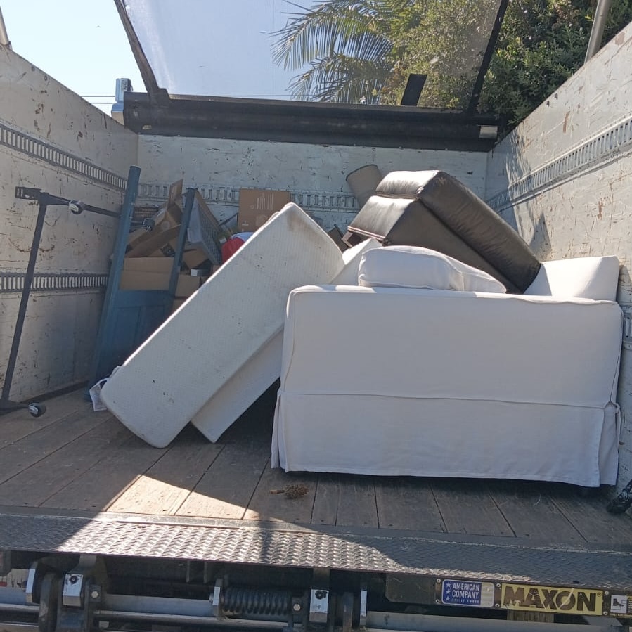 Haulbrosjunk's tweet image. Create an inviting home with our professional junk removal services. 🏠🌸 #InvitingHome #ProfessionalService