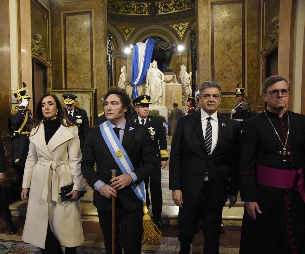 CONMEMORAMOS EL 214º ANIVERSARIO DE LA REVOLUCIÓN DE MAYO Tuve el honor de presidir el acto de izamiento de la bandera en Plaza de Mayo y, luego, de participar del Te Deum en la Catedral Metropolitana. Con orgullo y responsabilidad, reafirmo mi compromiso con los valores de