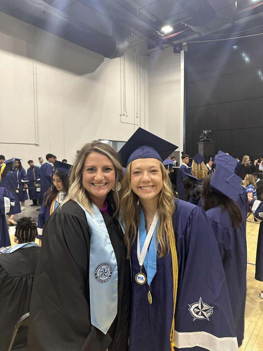 Coach_Sorge's tweet photo. (1/2) 🧵 Today we watched these covid freshmen walk the stage and receive their diplomas as high school graduates! So proud of each of these girls for all they’ve accomplished!! https://t.co/fLZtBCGU41