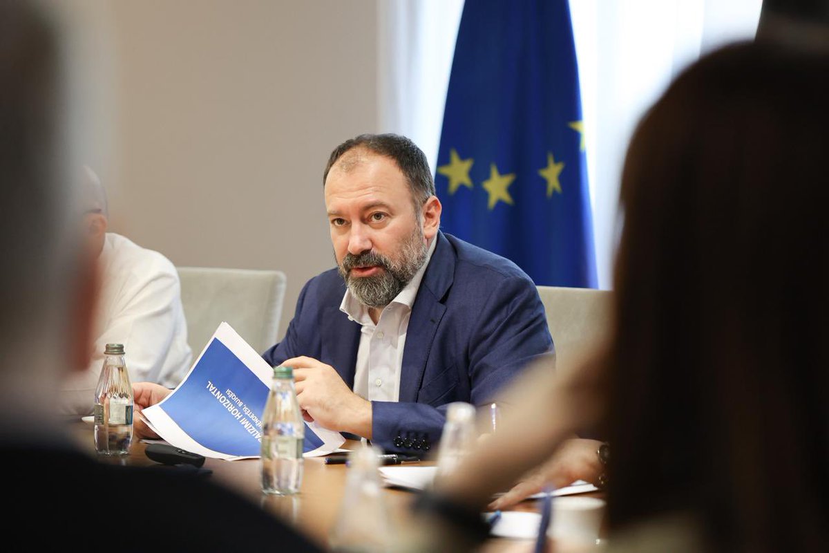 Arbjan's tweet image. Do të forcojmë më tej rolin e bashkive për komunitetin në territorin e tyre. Në Berat, Shkodër dhe Divjakë do ta pilotojmë procesin e decentralizimit në fushat e arsimit, shëndetësisë dhe bujqësisë

#Bashkitëforta
#Shqipëria2030
#Pushtetivendor