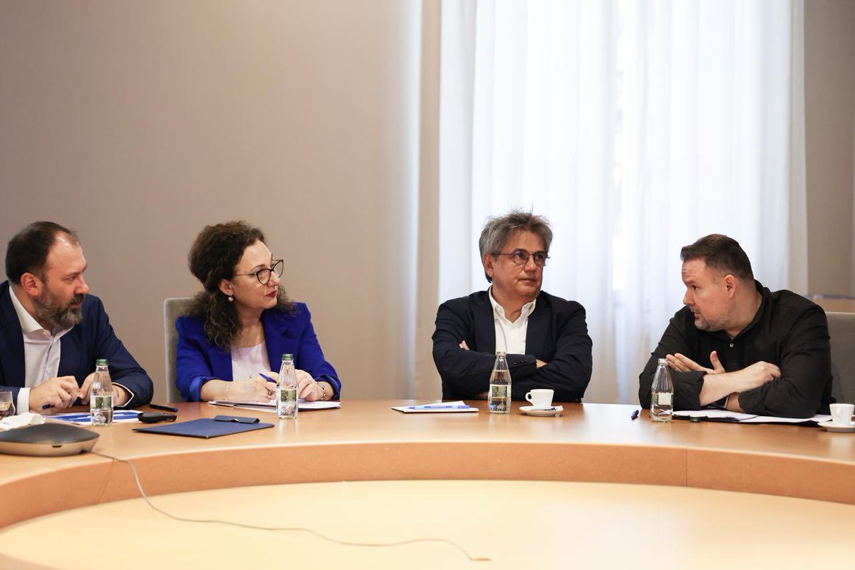 Arbjan's tweet image. Do të forcojmë më tej rolin e bashkive për komunitetin në territorin e tyre. Në Berat, Shkodër dhe Divjakë do ta pilotojmë procesin e decentralizimit në fushat e arsimit, shëndetësisë dhe bujqësisë

#Bashkitëforta
#Shqipëria2030
#Pushtetivendor