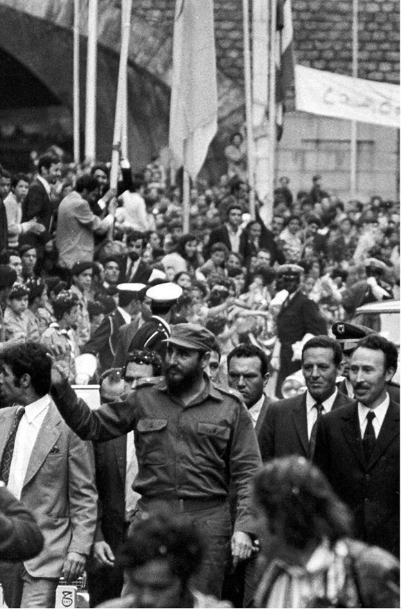 La Revolución cubana bajo el liderazgo internacionalista de Fidel Castro se mantuvo de forma genuina junto a los africanos en la lucha contra el racismo y el colonialismo en África en momentos en que contaban con pocos aliados en el mundo. #DíaDeAfrica🤝🫶 #Fidel #DeZurdaTeam_