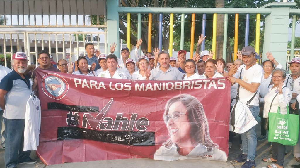 Pulido_Cueto's tweet photo. Manteniendo mi compromiso con @lopezobrador_, @Claudiashein y @rocionahle; más de 200 miembros del Movimiento Portuarios de Veracruz, vamos al cierre de campaña en #Xalapa, para mostrar nuestro apoyo absoluto a Rocío y Claudia.
¡Es tiempo de mujeres humanistas y transformadoras! https://t.co/ncLF0ImbET