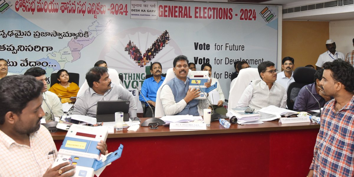Collector_ntr's tweet photo. DEO&amp;Collector, #ntrdistrict Sri S. Dilli Rao conducted training programme to Counting officers, counting staff @Collectorate, 25.5.24. He explained aspects relating to counting process i.e.,Layout of Counting Hall,Counting of votes (Recorded in EVM), Postal Ballot Votes counting. https://t.co/NFOoInlEKT