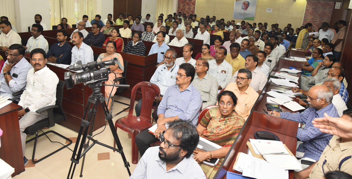 Collector_ntr's tweet photo. DEO&amp;Collector, #ntrdistrict Sri S. Dilli Rao conducted training programme to Counting officers, counting staff @Collectorate, 25.5.24. He explained aspects relating to counting process i.e.,Layout of Counting Hall,Counting of votes (Recorded in EVM), Postal Ballot Votes counting. https://t.co/NFOoInlEKT