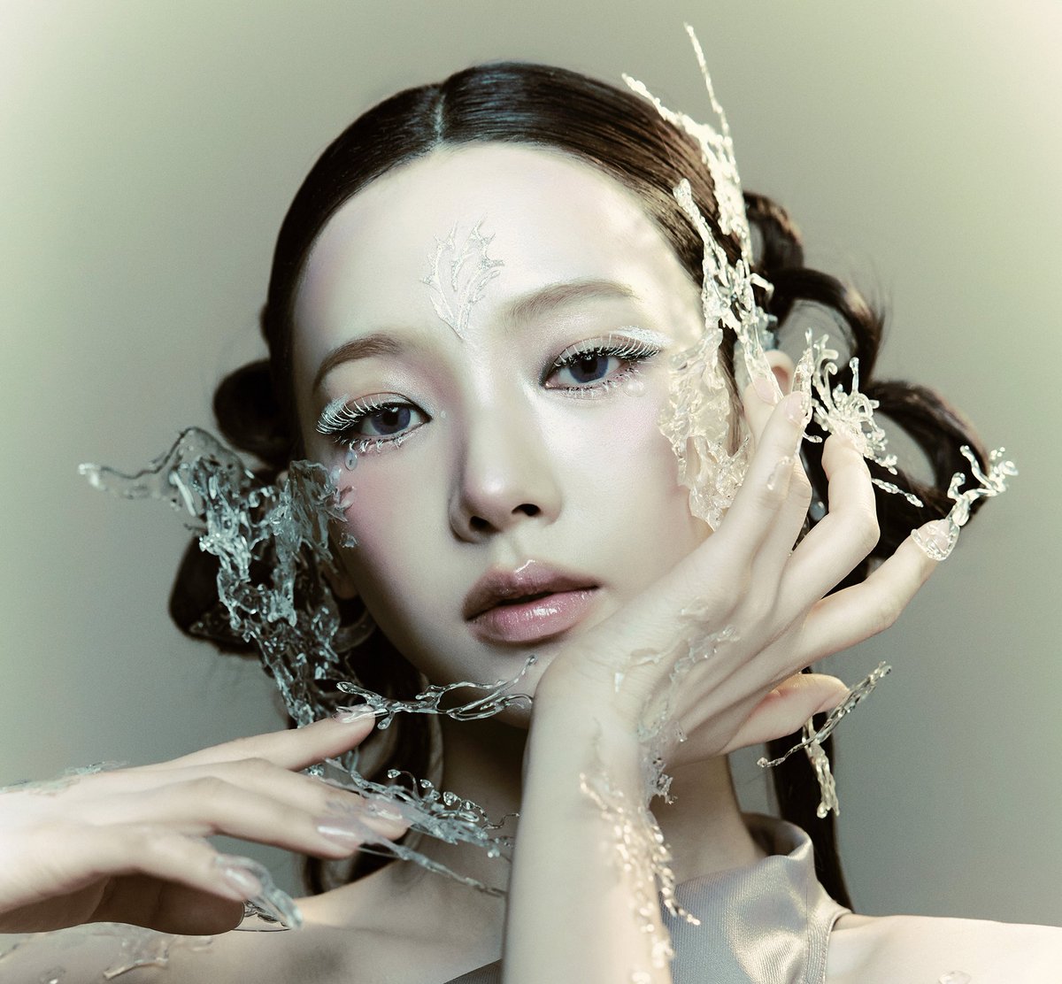 the biomorphic pieces, the members’ emblems marked on their foreheads, the frosty makeup, æspa is unparalleled and their creative team deserves all the accolades!