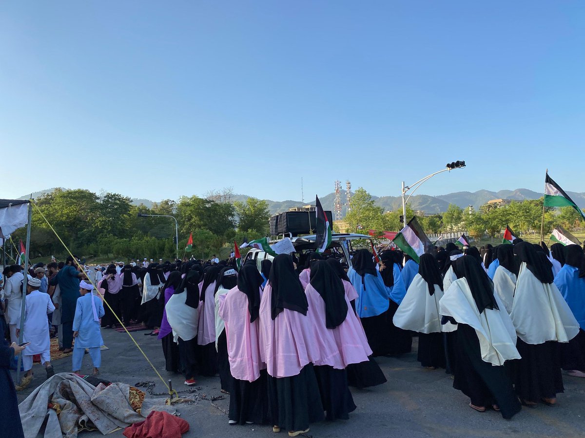 SaimaAtta4's tweet image. #ReachDChowkNow