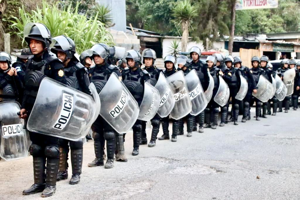 NuestroDiario's tweet image. #Requisa 🚨| Autoridades llevan a cabo una requisa masiva en el Centro de Detención Preventiva para Hombres de zona 18. 

#NuestroDiario, noticias como son. 🗞📱
📷: PNC de Guatemala.