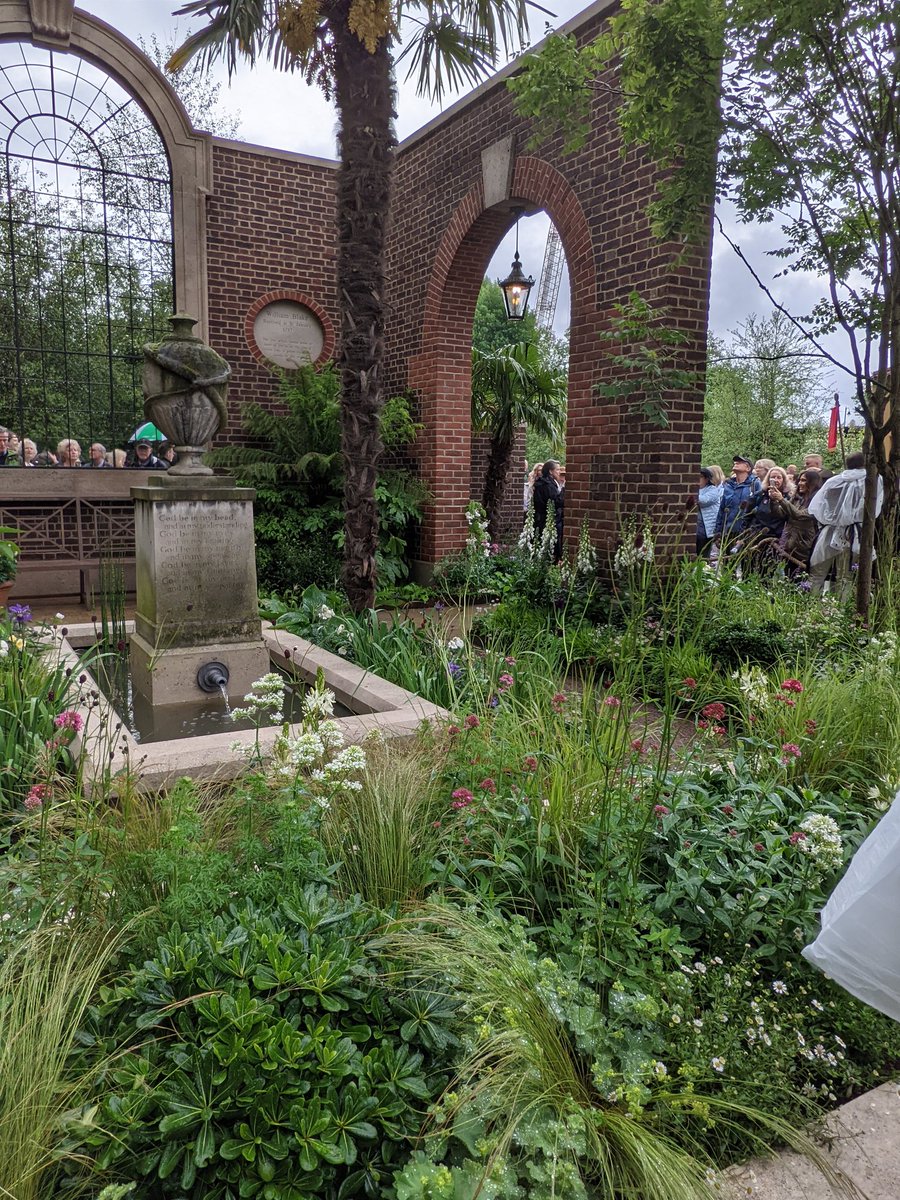 Well #RHSChelsea was as wet as I feared. Sadly the gardens looked soggy & weren't at their best. Still the marquee held some real gems. #paeonies #floristry #perennials #gardens