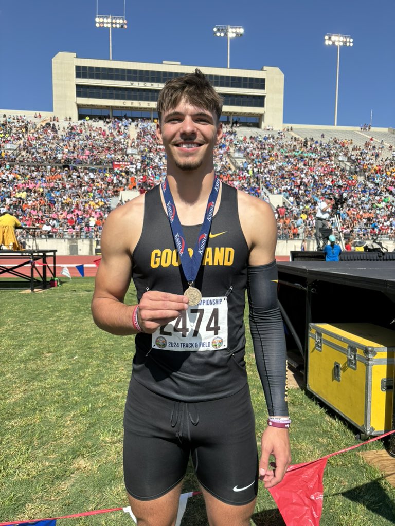 3A 110 meter hurdles champ 🥇 Linkon Cure of Goodland wins with a time of 14.52. Cure is also a stand out football player with multiple D1 offers including both KU and KSU. #trackinkansas