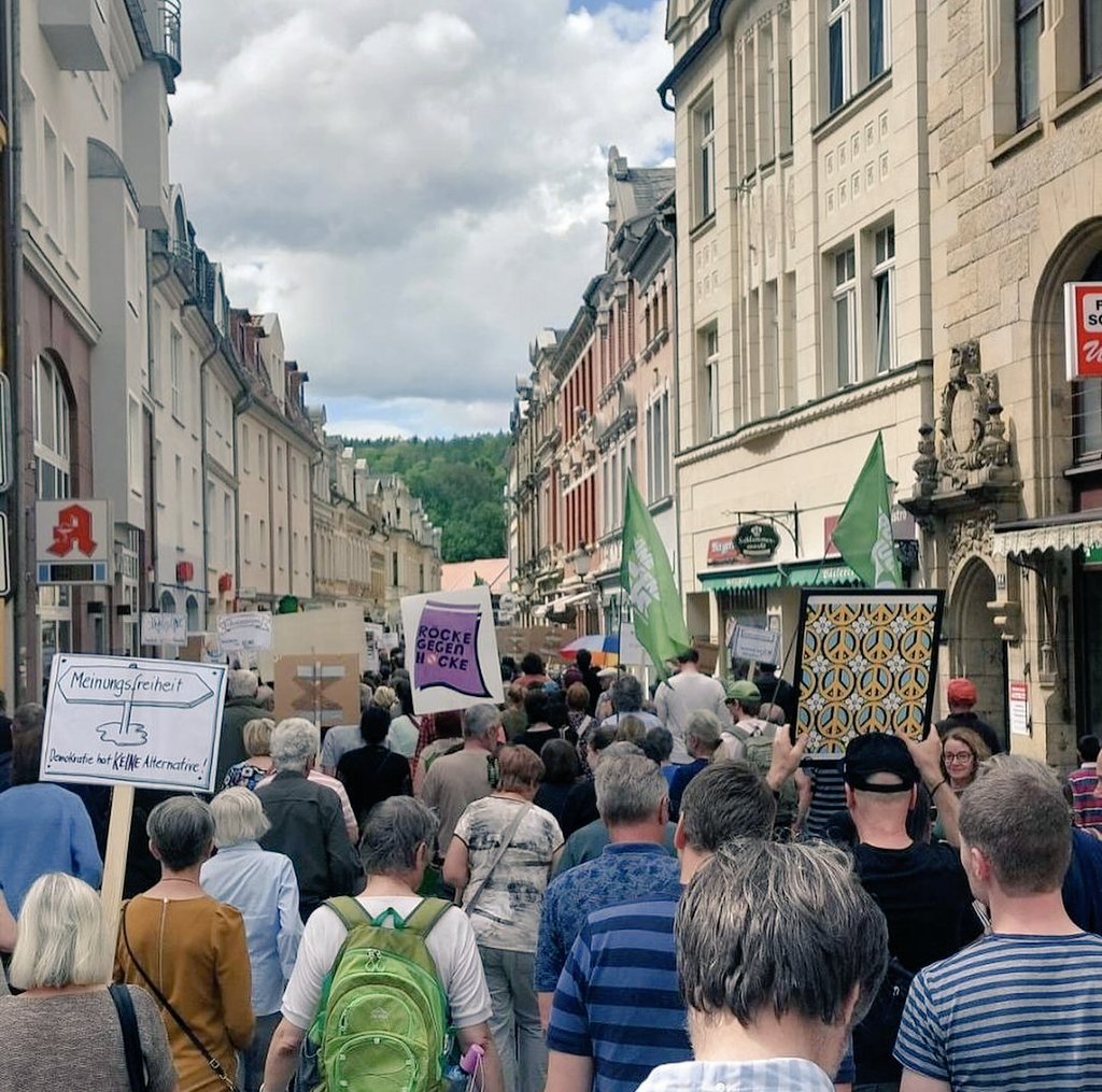 Ca. 500 Teilnehmende heute in #greiz bei der Demo für #demokratie und gegen #rechtsextremismus. #DemokratieVerteidigen #kommunalwahl #europawahl