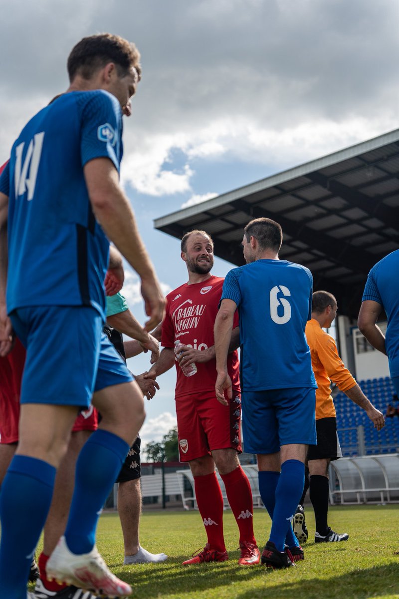 racing_besancon's tweet photo. ⚽️ 𝐅𝐢𝐧𝐢𝐬𝐡 𝐩𝐨𝐮𝐫 𝐥𝐞𝐬 𝐦𝐚𝐭𝐜𝐡 𝐝𝐞𝐬 𝐚𝐧𝐜𝐢𝐞𝐧𝐬 !
La dernière rencontre entre nos anciennes gloires vient de se terminer sur le Léo 🥳
#TeamRB https://t.co/VvZ4L6PMUZ