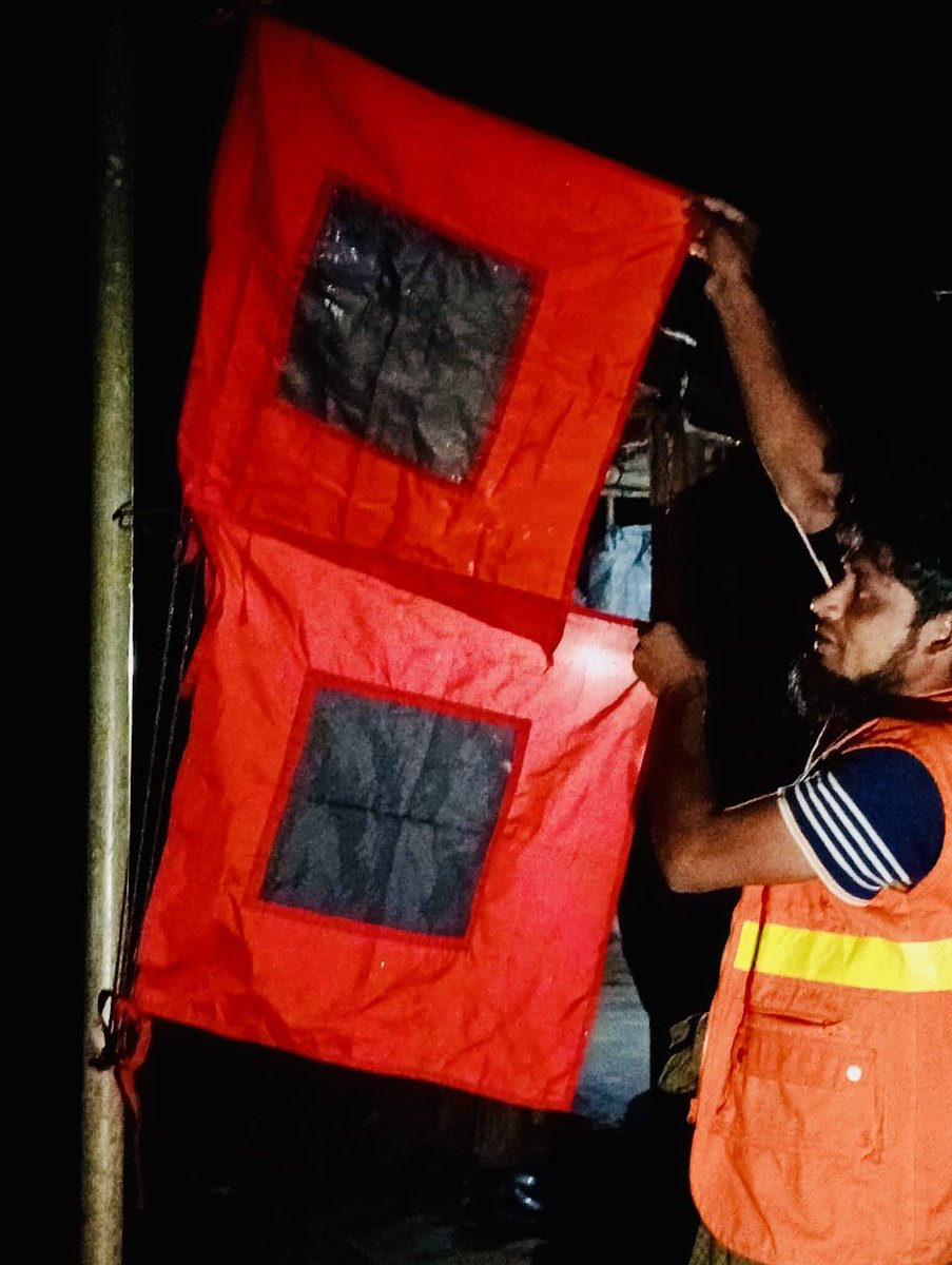 🌀#Cyclone #Remal is approaching to 🇧🇩. 🚩 🚩 Cyclone signal 6️⃣ hoisted: moderate to heavy rainfall forecasts. @UNmigration-trained 1,600 #refugee volunteers are on stand-by in the #Rohingya camps, the world's largest refugee settlement.