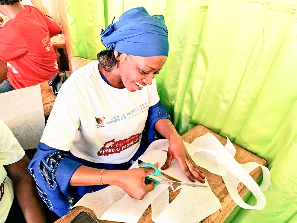_V4Dev_'s tweet photo. #MHDay2024
Promoting #menstrual hygiene.
Learners from the Mfoundi WEFCs attended a training workshop on making reusable #hygienic pads from May 24 to 25, 2024 at the Yaounde 2 WEFC.
#V4Dev #MINPROFF #UNFPA #UNWOMEN https://t.co/U5GNY6Xzvm